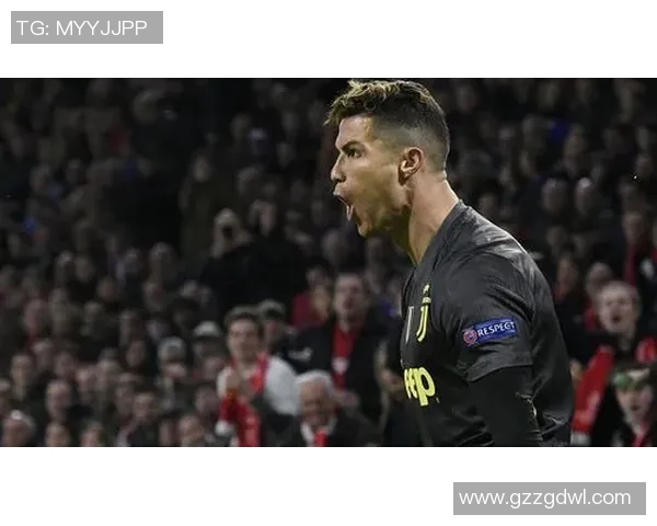 欧冠赛场惊现奇葩一幕球迷闯入抢夺C罗球衣引发热议