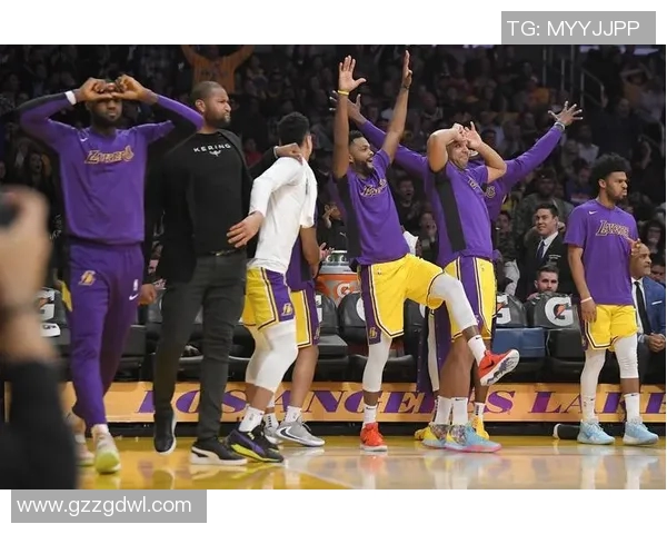 湖人热队激战正酣NBA赛场再现经典对决引发球迷热议 湖人热队激战正酣NBA赛场再现经典对决引发球迷热议