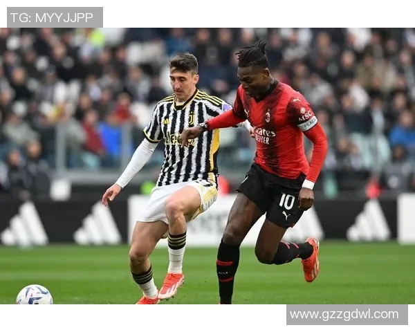 尤文图斯与AC米兰激战正酣当前比分揭晓引发球迷热议 尤文图斯与AC米兰激战正酣当前比分揭晓引发球迷热议